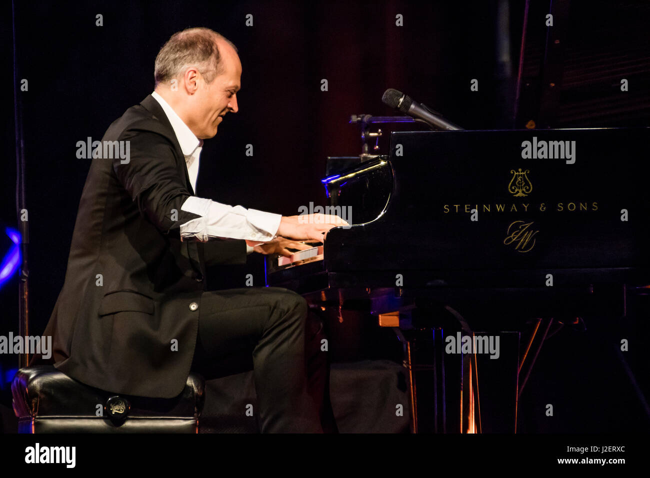 Wetzlar, Germania. Il 26 aprile, 2017. Joja Wendt, Tedesco pianista jazz e animatore da Amburgo, esegue il programma del suo concerto 'Die Kunst des Unmöglichen' (inglese: l'arte di impossibile) a Stadthalle Wetzlar. --- Fotocredit: Christian Lademann Foto Stock