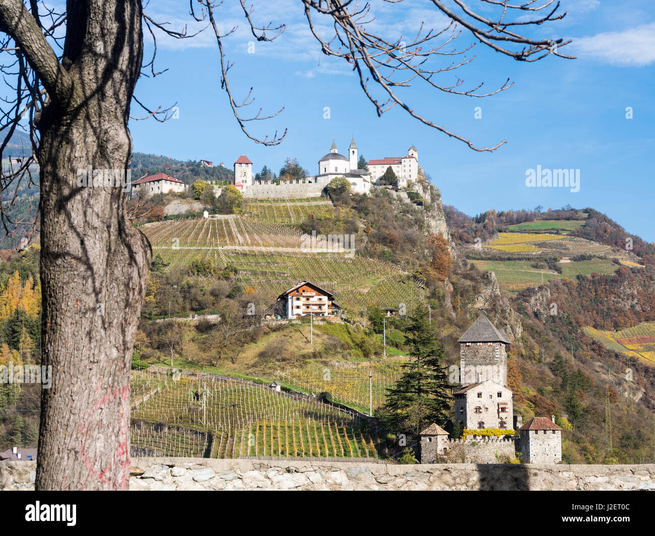 Saeben Monastero e Bronzolo castello vicino Klausen in Valle Isarco durante l'autunno. Europa centrale, Alto Adige, Italia (formato di grandi dimensioni disponibili) Foto Stock