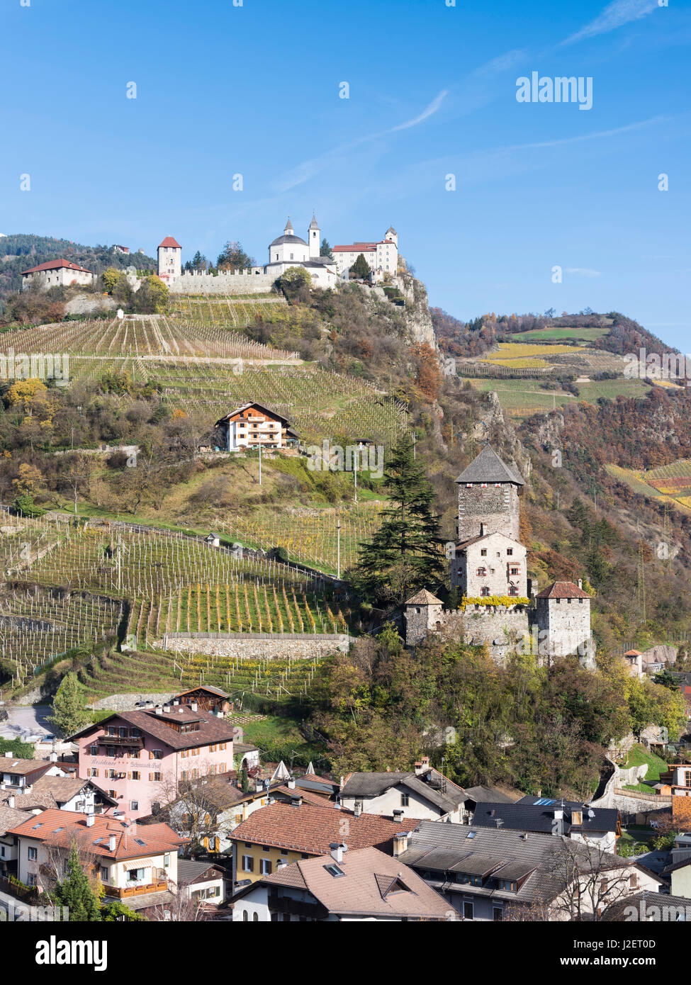 Saeben Monastero e Bronzolo castello vicino Klausen in Valle Isarco durante l'autunno. Europa centrale, Alto Adige, Italia (formato di grandi dimensioni disponibili) Foto Stock