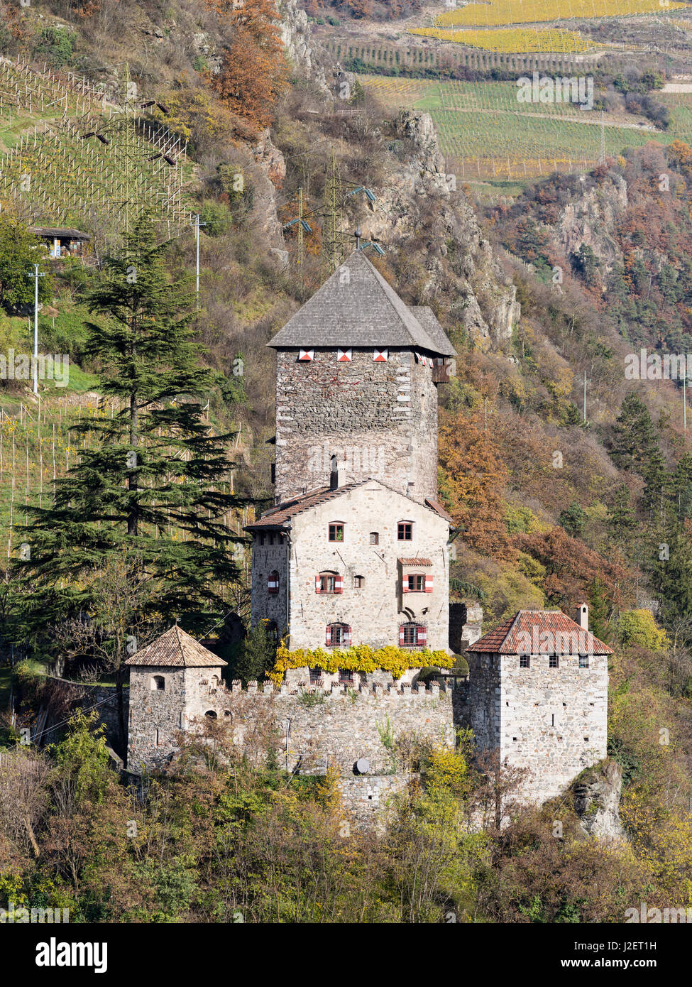 Castello Bronzolo vicino a Klausen (Chiusa) in Valle Isarco durante l'autunno. Europa centrale, Alto Adige, Italia (formato di grandi dimensioni disponibili) Foto Stock