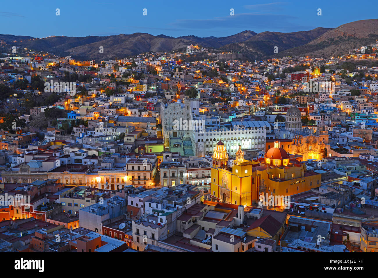 La colorata skyline di Guanajuato città di notte, Messico. Foto Stock