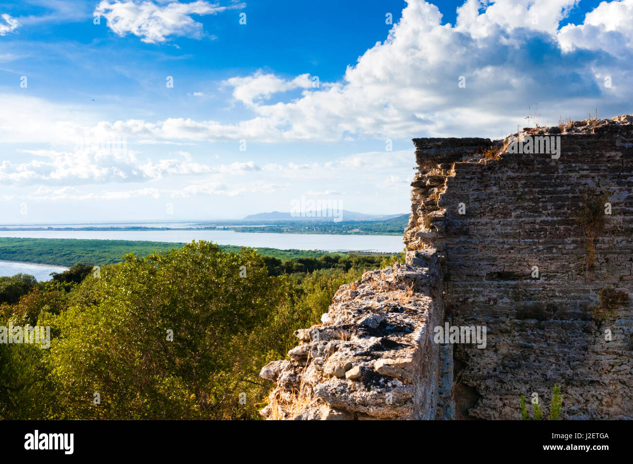 Arx, Colle Capitolino, la laguna di Orbetello in retro, città romana di Cosa, Ansedonia, provincia di Grosseto, Toscana, Italia Foto Stock