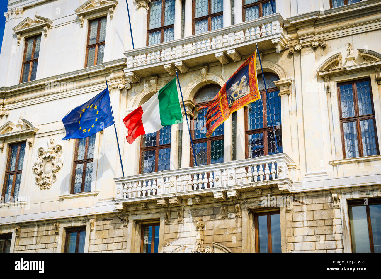 Palazzo e bandiere sul Grand Canal, Venezia, Veneto, Italia Foto Stock