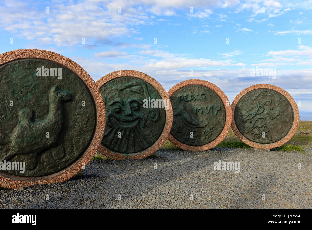 Figli della Terra. In fusione di bronzo in semi-cerchio. Disegnata da sette bambini provenienti da diversi luoghi del mondo. Capo Nord. Honningsvag. Foto Stock