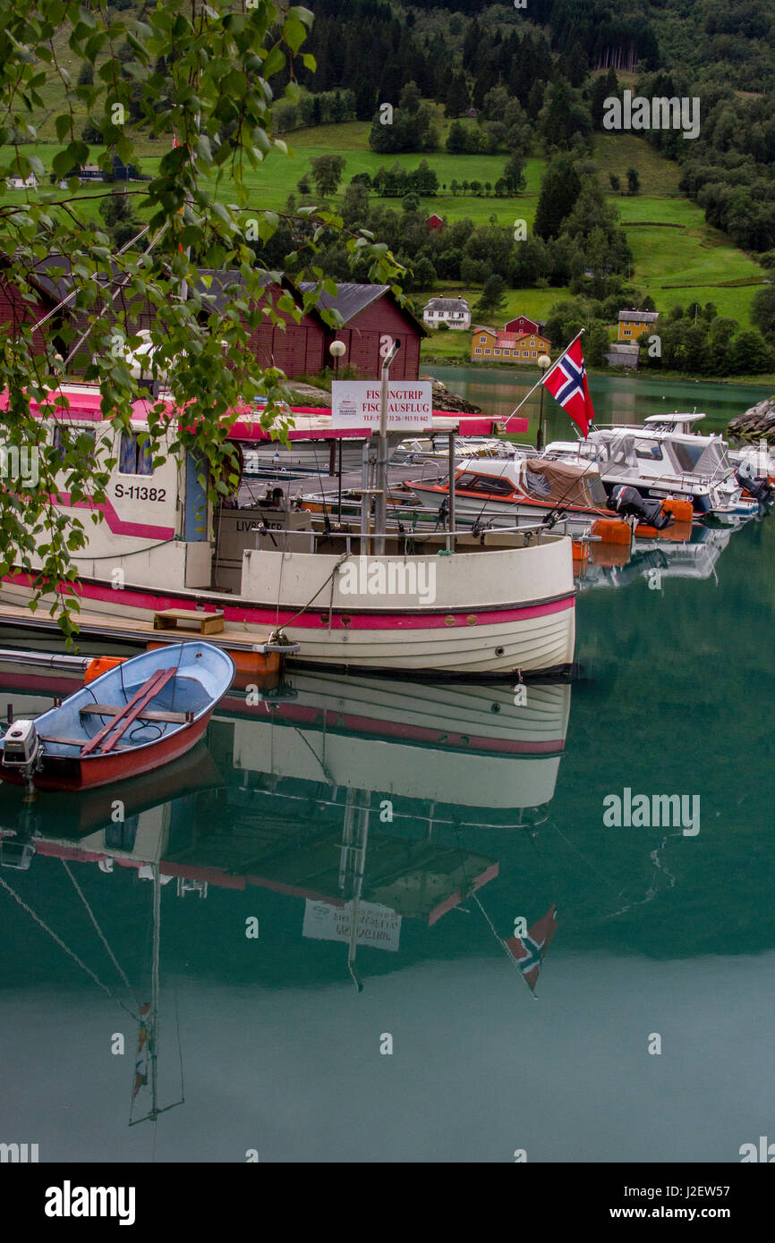 Porto di pescatori. Bandiera norvegese. Olden, Norvegia. Foto Stock