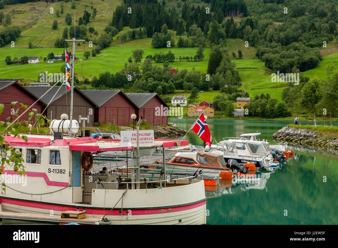 Porto di pescatori. Bandiera norvegese. Olden, Norvegia. Foto Stock