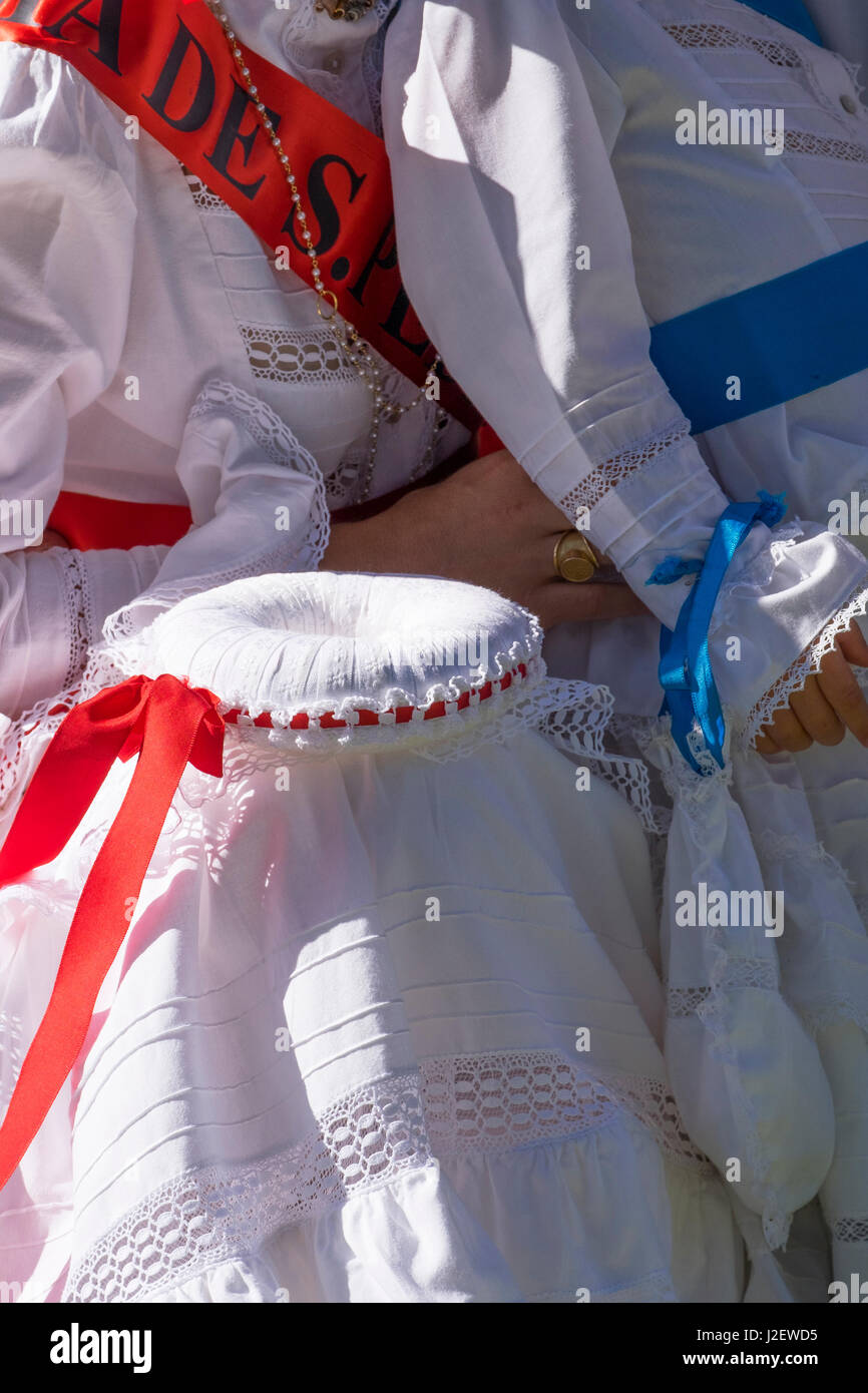 Il Portogallo, Tomar, Santarem distretto. Festa dos Tabuleiros (Vassoi Festival), che si tiene ogni quattro anni. Le ragazze che trasportano tabuleiros sulle loro teste. Il tabuleiro è fatta di 30 impilati pezzi di pane. Foto Stock