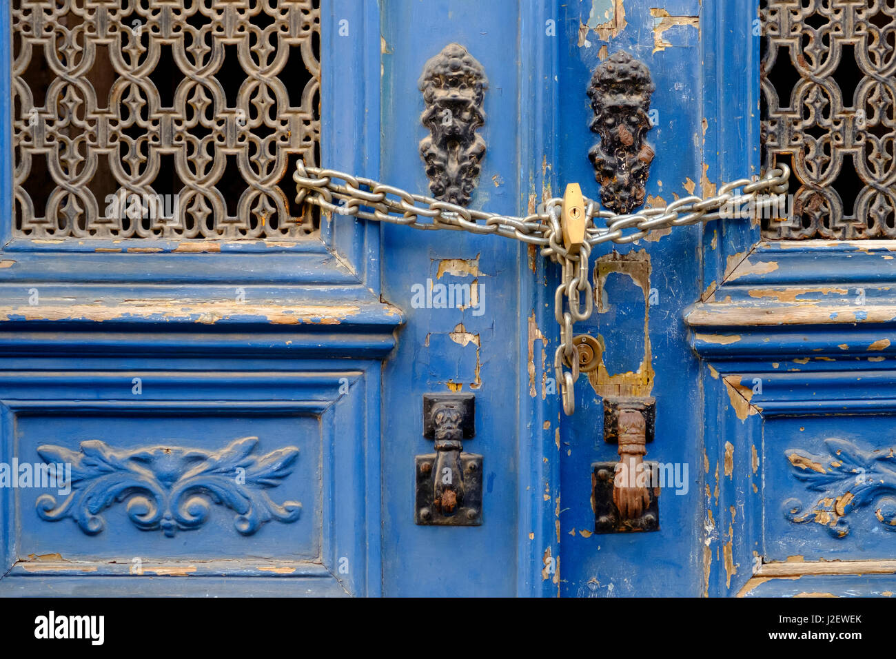 Il Portogallo, Lisbona. Storico quartiere di Alfama, blu porta con serratura a catena. Mano di Fatima il simbolo sulla porta battenti. Foto Stock