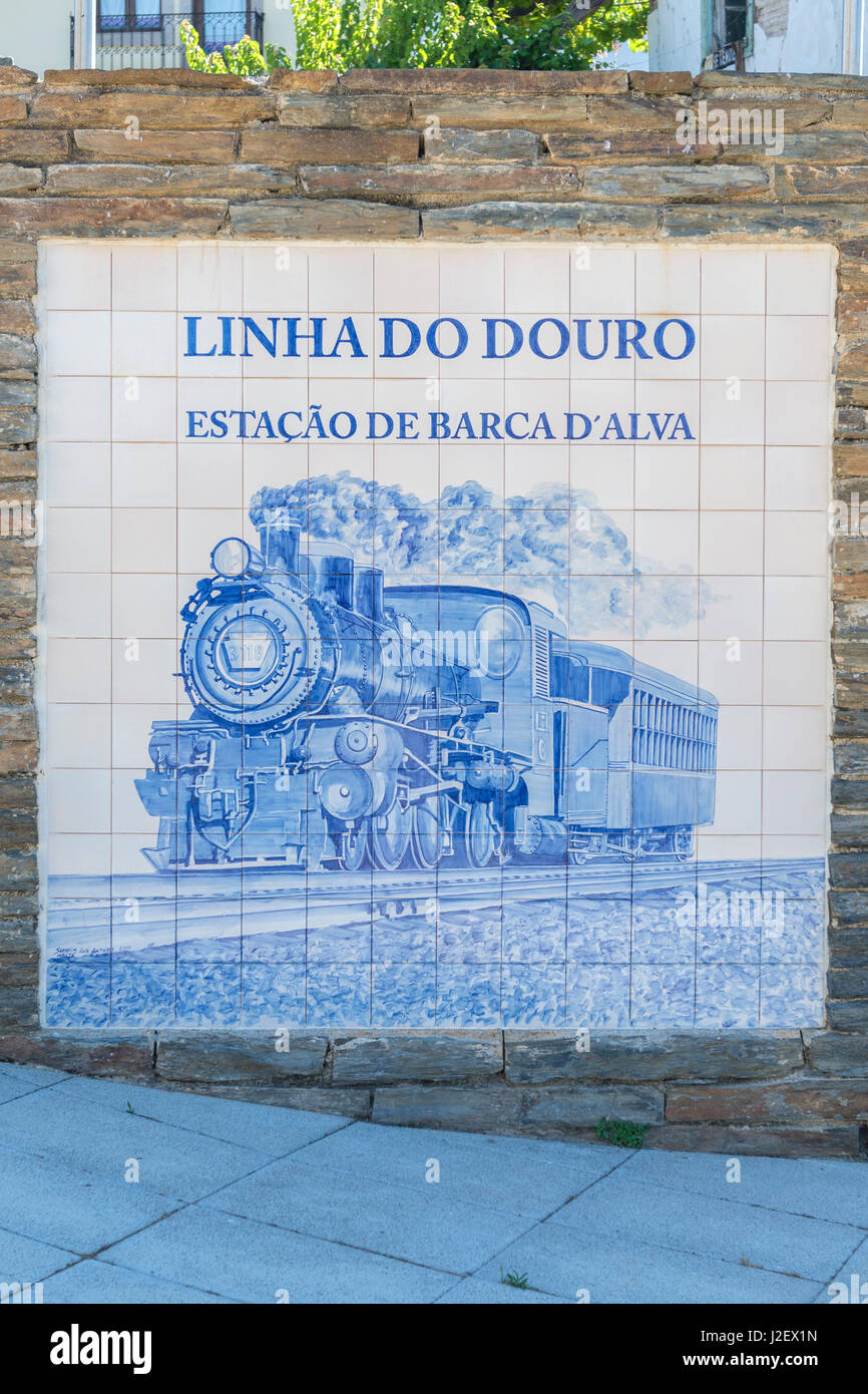 Il Portogallo, Barca d'Alva stazione ferroviaria azulejo Foto Stock
