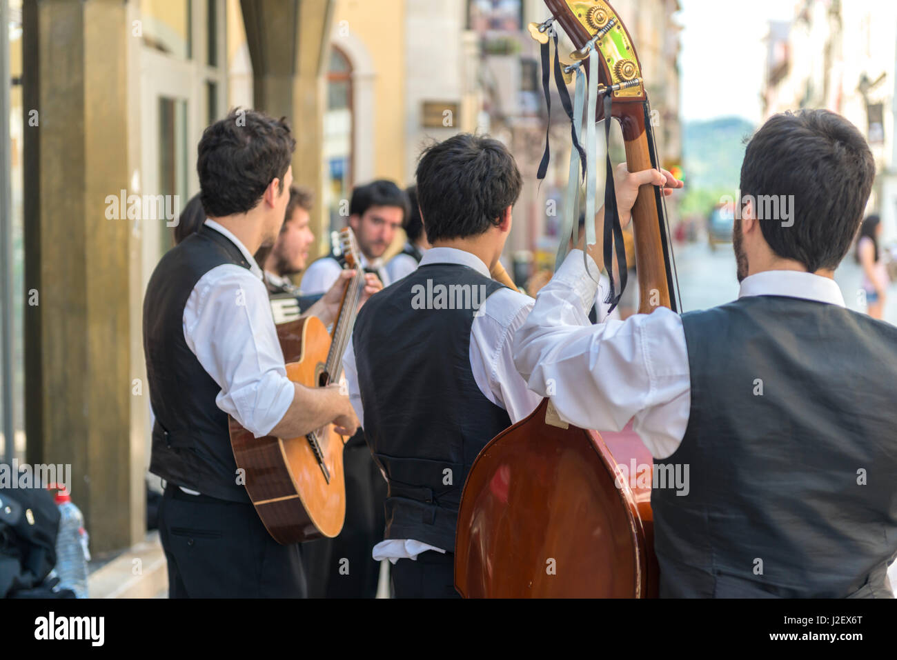 Il Portogallo, Coimbra, studente musicisti di strada (formato di grandi dimensioni disponibili) Foto Stock