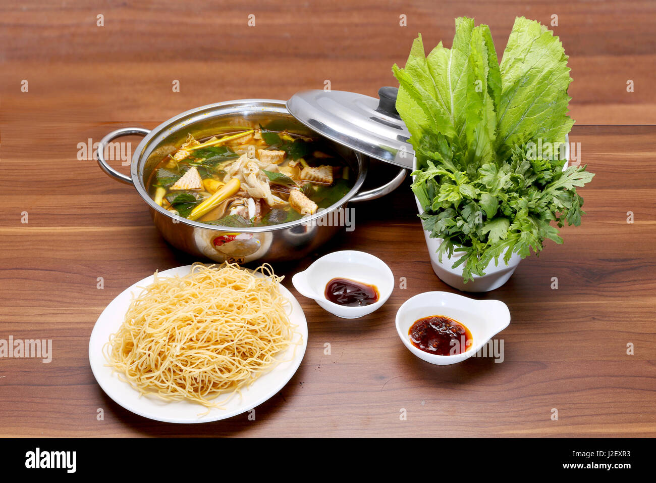 Preparati hot pot di manzo con cavolo, pasta e salsa di pesce Foto Stock