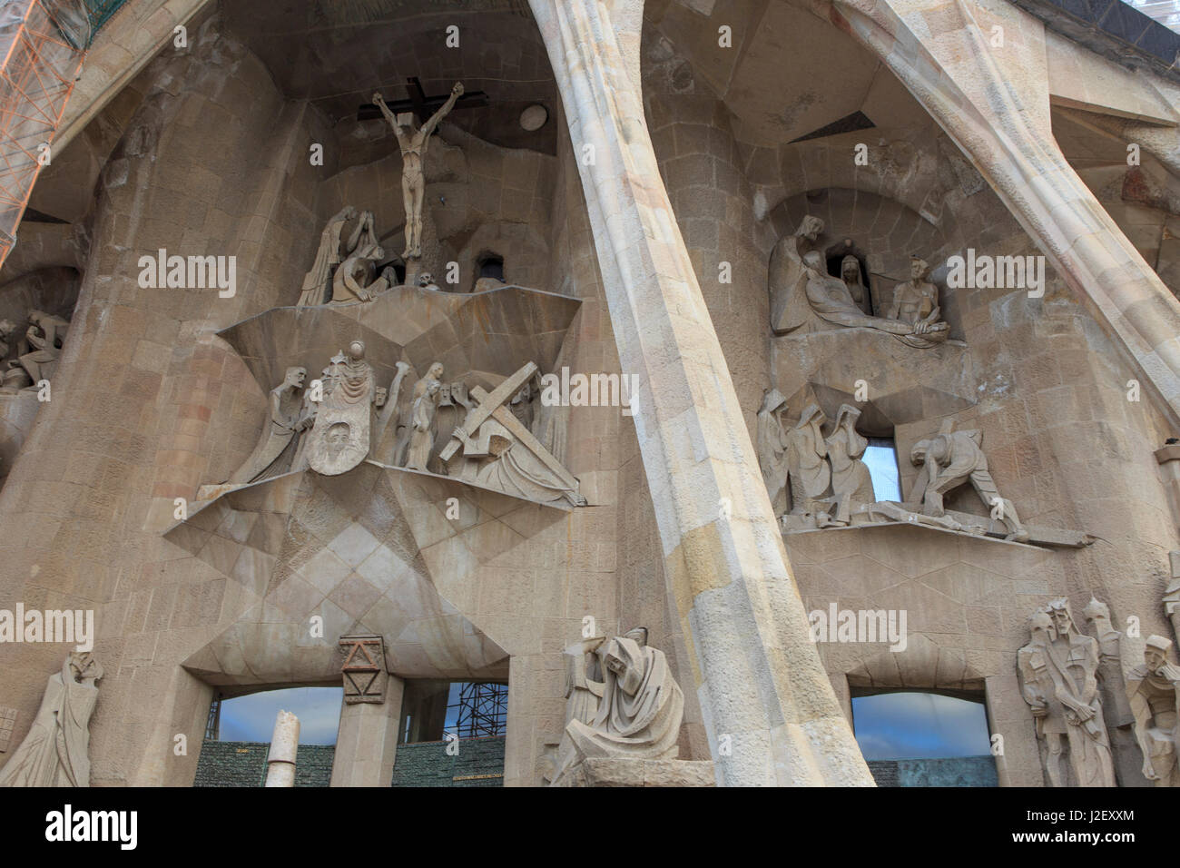 La facciata della Passione della Sagrada Familia è conosciuto per la sua squadrata cercando rappresentazione di figure. Barcellona, Spagna. Foto Stock