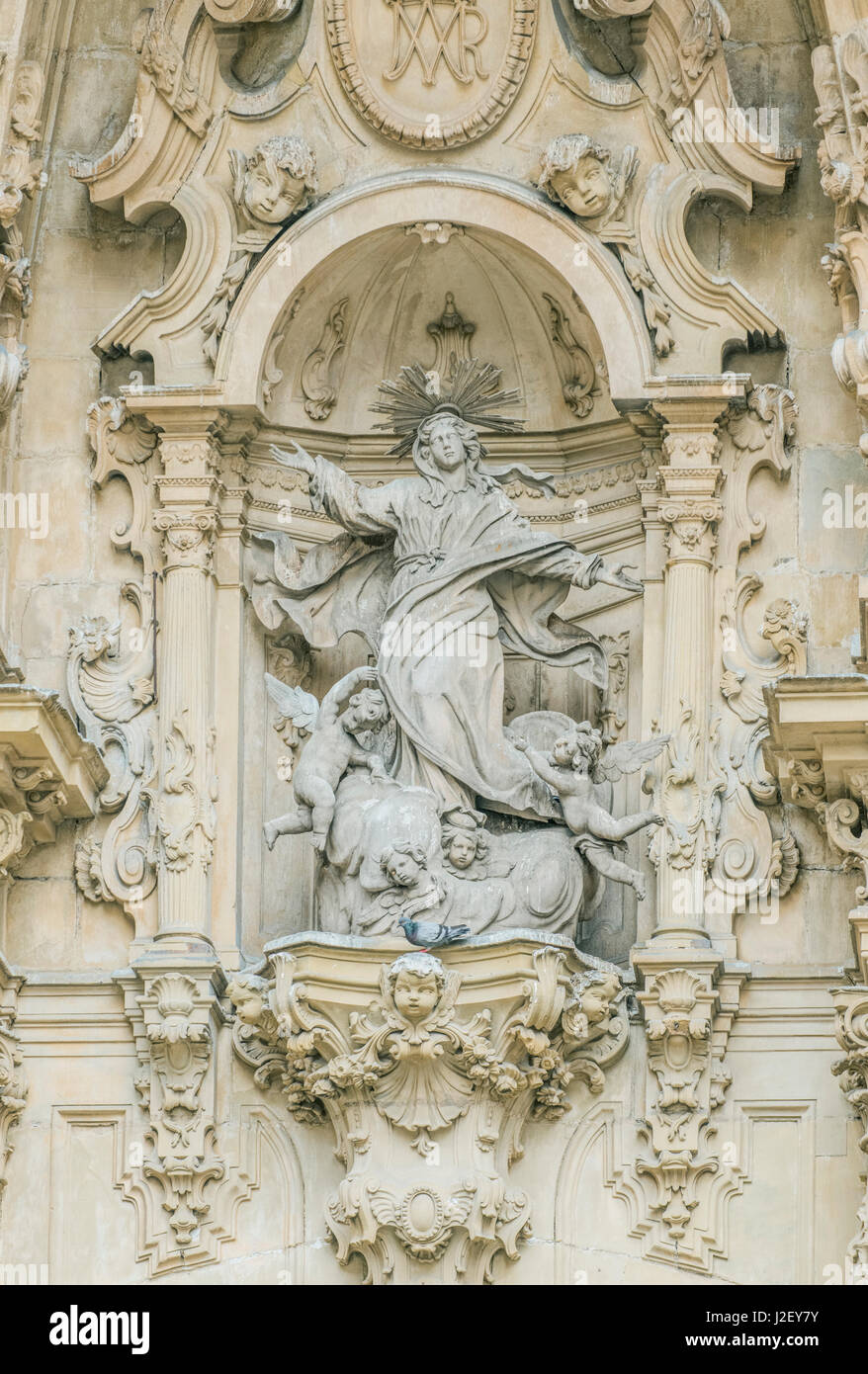 Spagna, San Sebastian, bassorilievo sulla porta della Basilica di Santa Maria del coro (Basilica de Nuestra Senora del Coro) completata nel 1774 (formato di grandi dimensioni disponibili) Foto Stock
