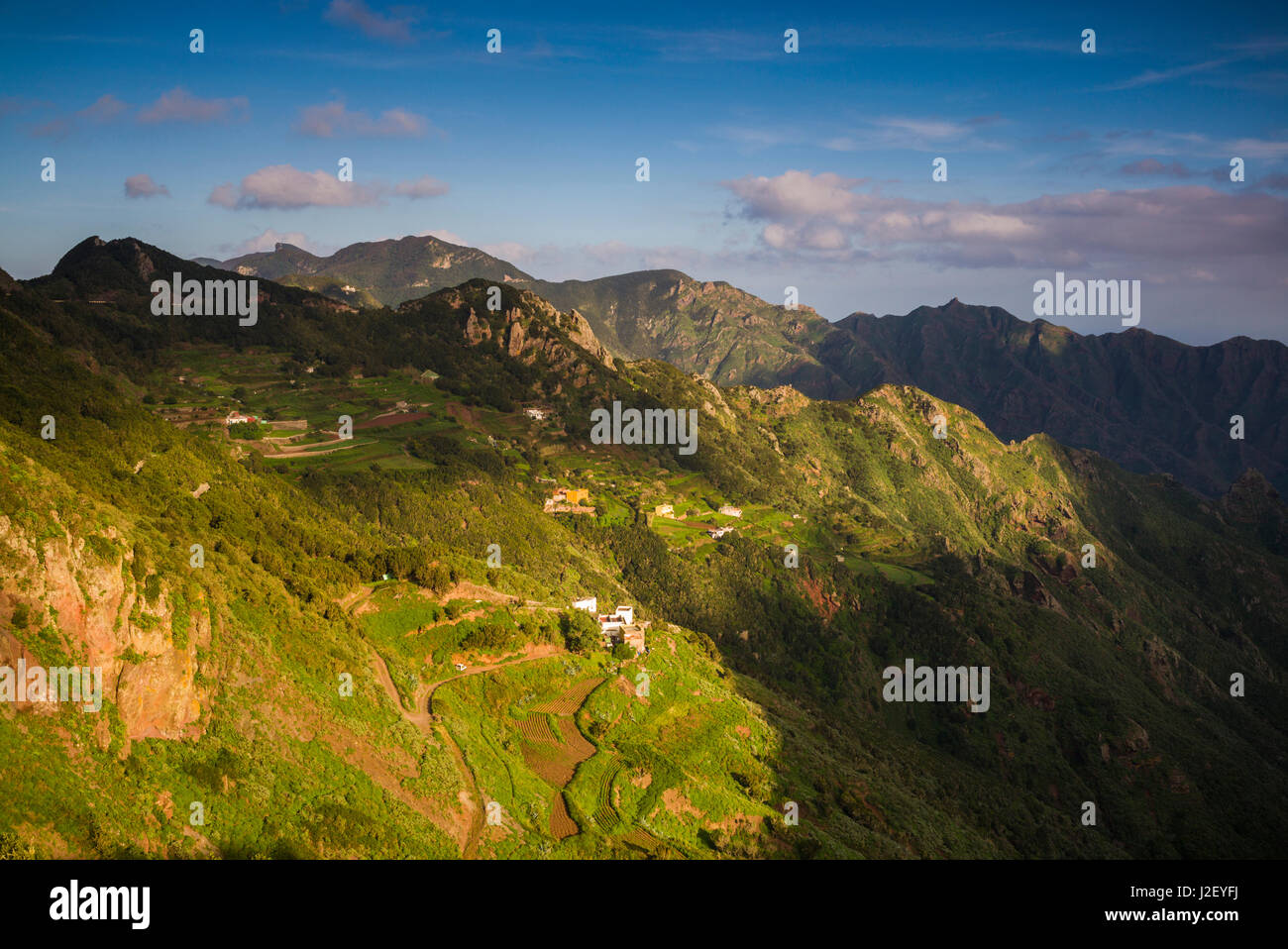 Spagna Isole Canarie, Tenerife, San Cristóbal de La Laguna, mountain vista dal Mirador del Pico del Ingles Foto Stock