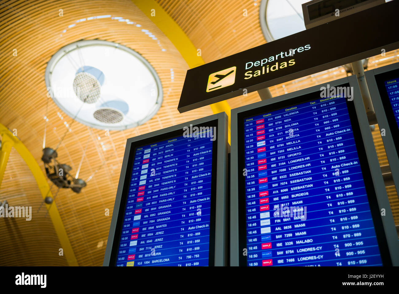 Spagna, Madrid, Adolfo SUAREZ Madrid-Barajas, terminal internazionale, voli in partenza il segno Foto Stock