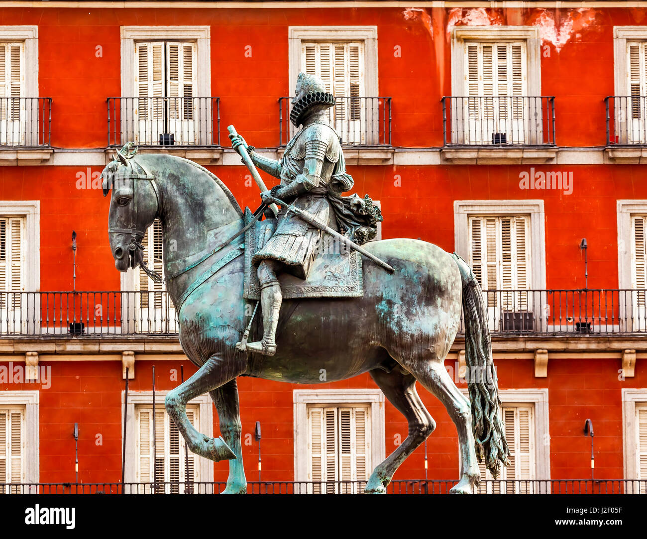 Plaza Mayor, costruito nel 1617, Madrid, Spagna. Il re Filippo III Statua equestre creato nel 1616 da scultori Gambologna e Pietro Tacca Foto Stock