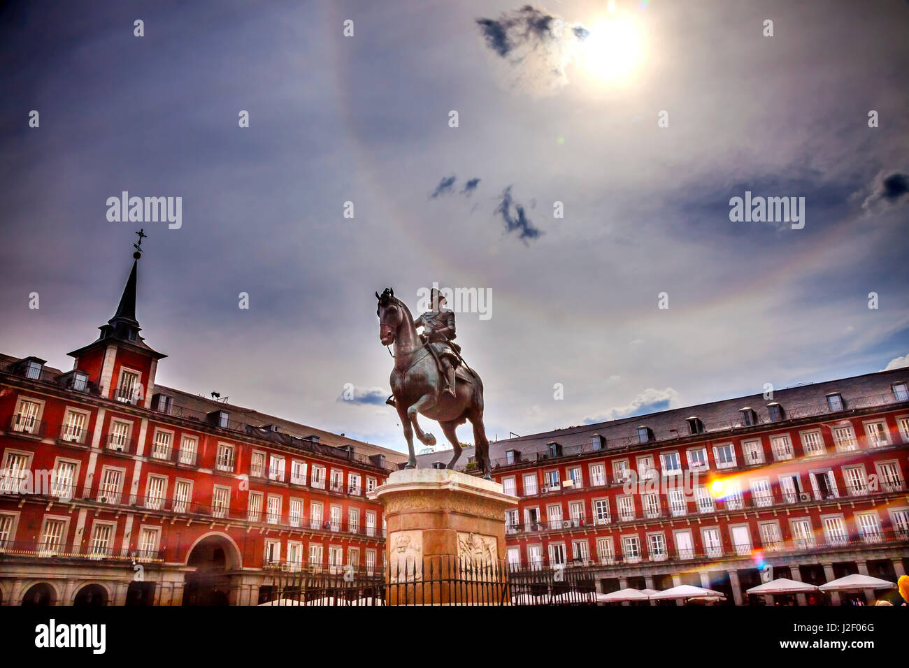 Plaza Mayor, costruito nel 1617, Madrid, Spagna. Il re Filippo III statua equestre, creato nel 1616 da scultori Gambologna e Pietro Tacca Foto Stock