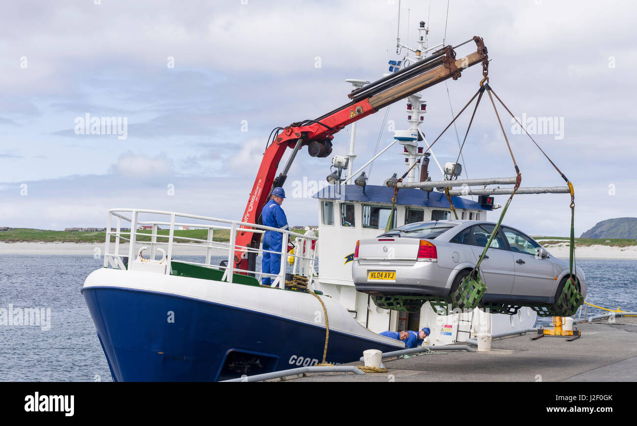 Il traghetto da Grutness per Fair Isle. Il carico di merci ed un auto presso il molo nel Grutness. La Scozia, Isole Shetland (formato di grandi dimensioni disponibili) Foto Stock