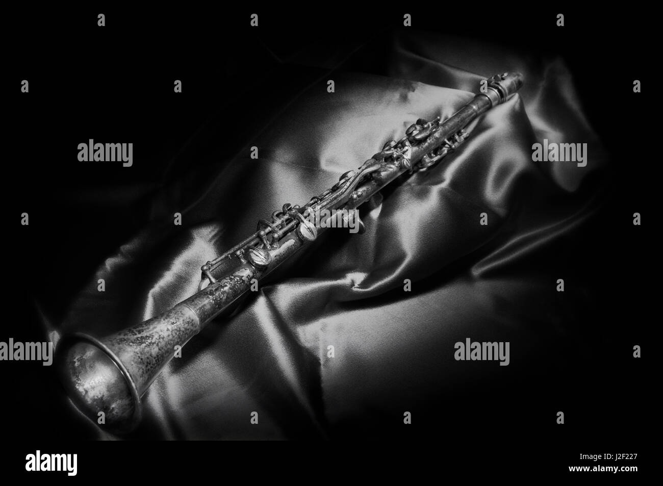 Bianco e nero still-life immagine di un clarinetto in ottone (formato di grandi dimensioni disponibili) Foto Stock
