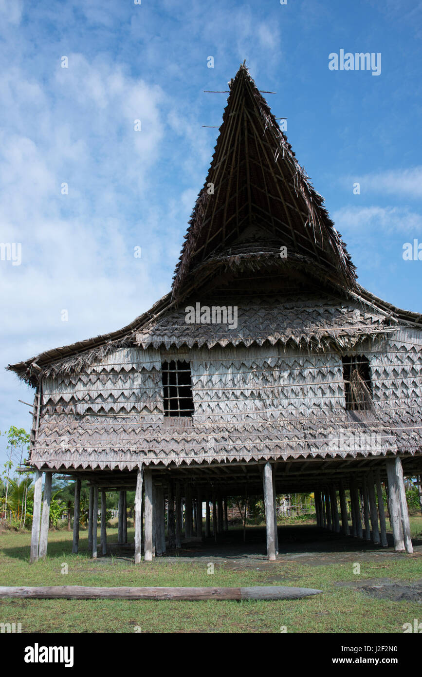 La melanesia, Papua Nuova guinea, fiume Sepik area, murik laghi, karau village. ornato stilted uomini lodge, le donne non sono ammessi all'interno. (Grandi dimensioni formato disponibile) Foto Stock