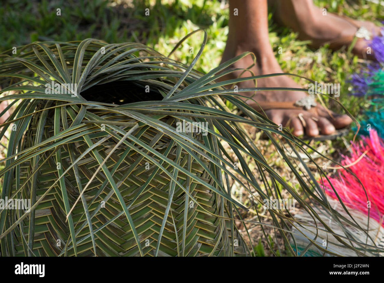 La melanesia, Papua Nuova guinea, isola di dobu. mano paglia intrecciata souvenir cestello. Foto Stock