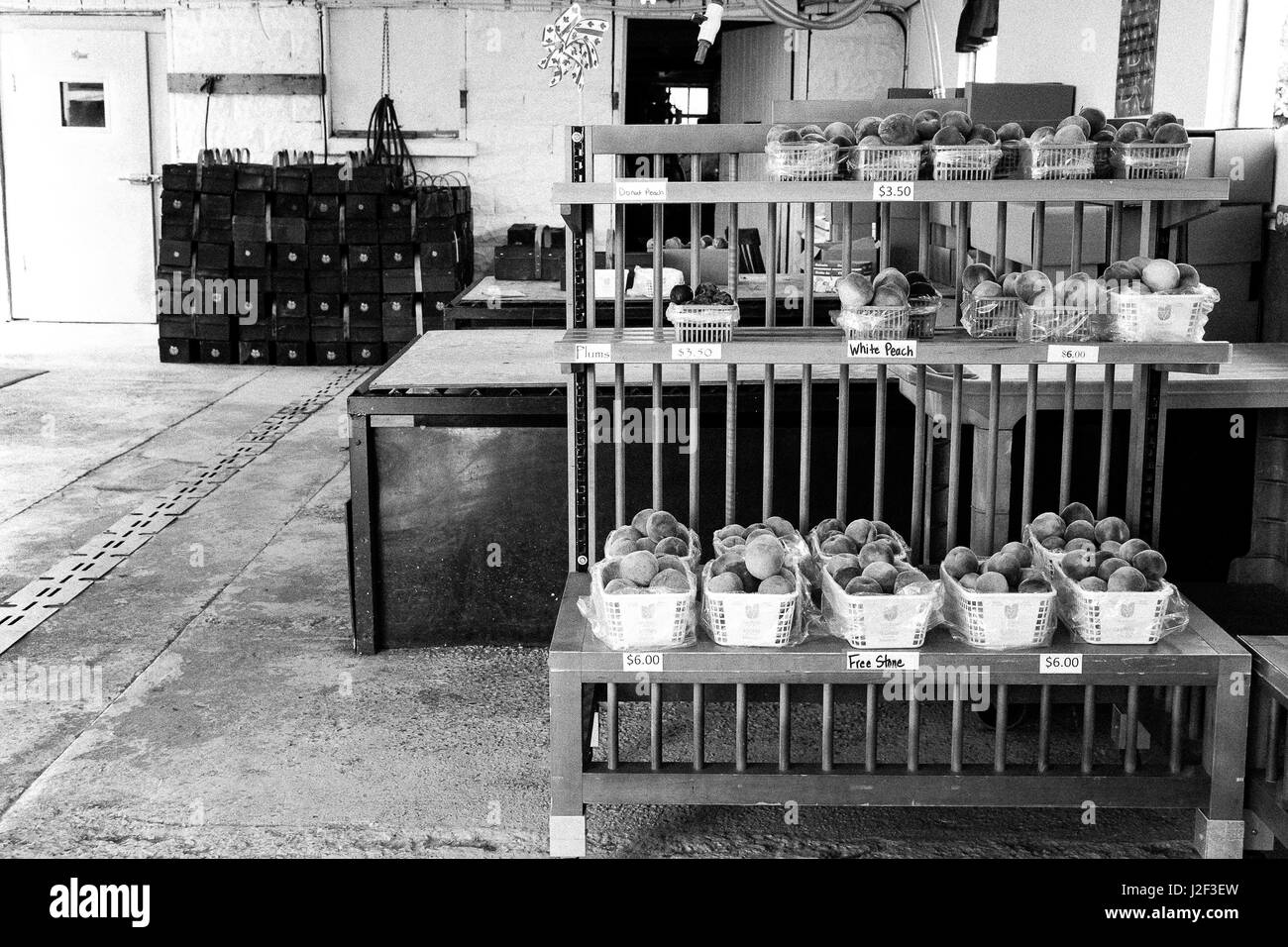 Farm stand. Pesche fresche visualizzato in un pick-vostro-fattoria nel sud-ovest di Ontario. Foto Stock