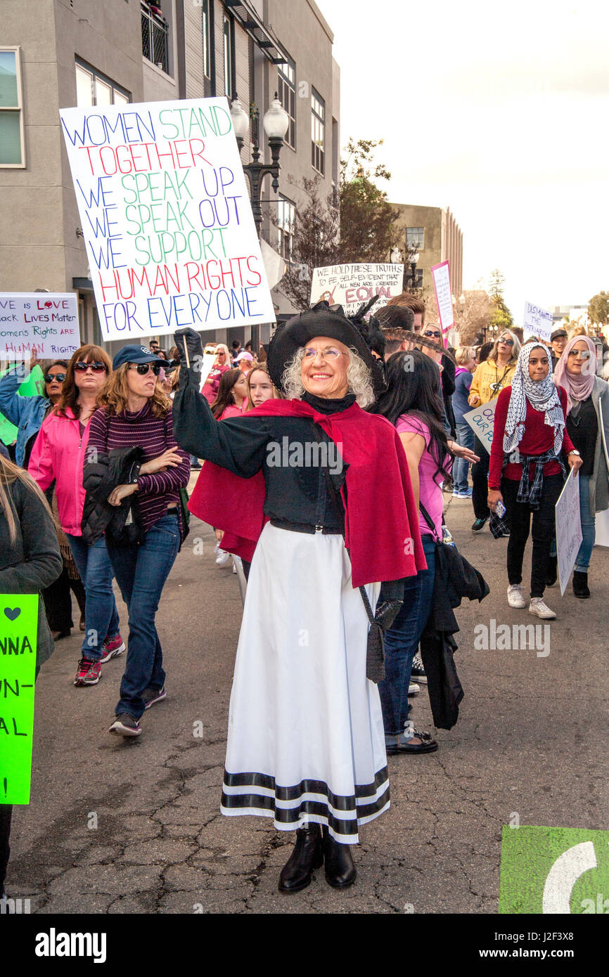 Una donna abiti come un XIX secolo suffragette a gennaio, 2017, Anti-Trump donna Marzo a Santa Ana CA. Foto Stock
