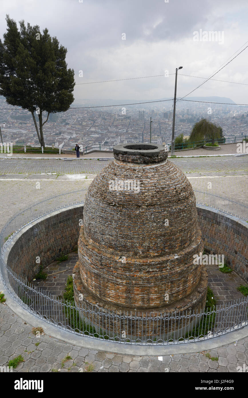 Ecuador Pichincha Quito. Vecchia cisterna di La Virgen del Panecillo sopra città vecchia Quito (formato di grandi dimensioni disponibili) Foto Stock