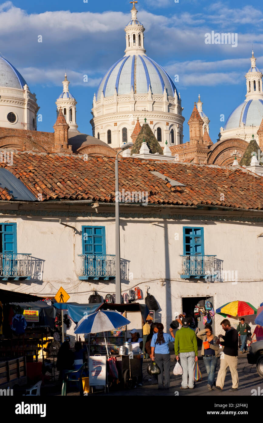 Cattedrale dell Immacolata Concezione, costruito nel 1885 e mercato, Cuenca, Ecuador Foto Stock