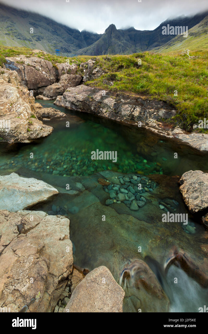Uno dei fiumi che dalla Black Cuillins montagne scorre verso il basso è caratterizzata da molte cascate e deep blue piscine, la fata piscine. Isola di Skye in Scozia Foto Stock