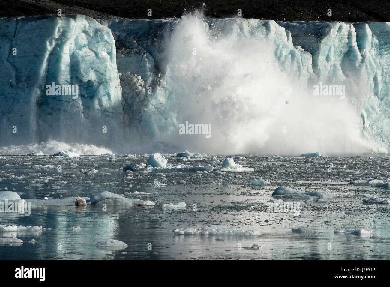 Con rumori assordanti un pezzo di ghiaccio cade dal Samarinbreen a Svalbard. Foto Stock