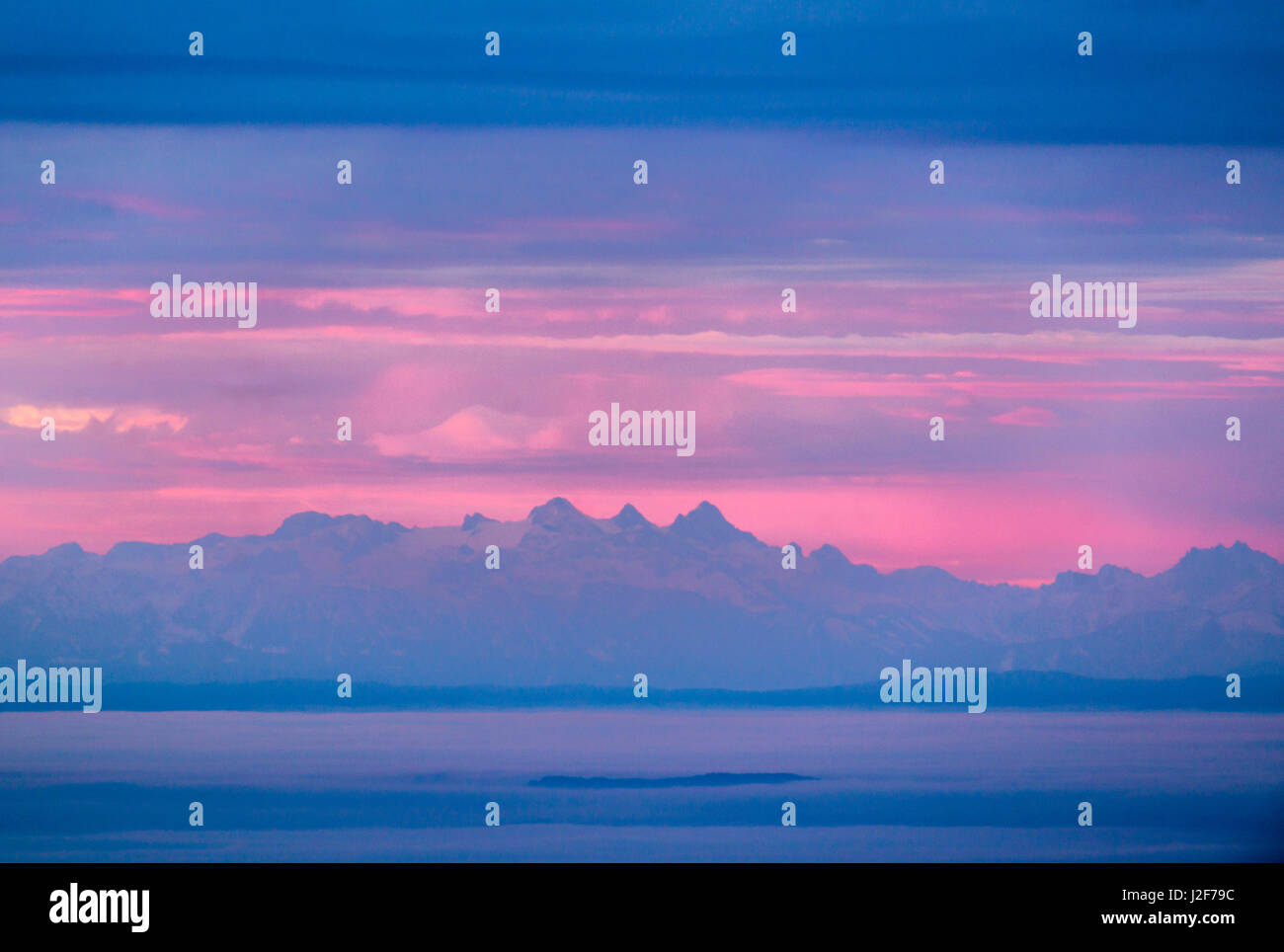 Sunrise come visto dalla parte superiore della Lusen montagna nel Parco Nazionale della Foresta Bavarese con le alpi europee all'orizzonte a centinaia di chilometri di distanza Foto Stock