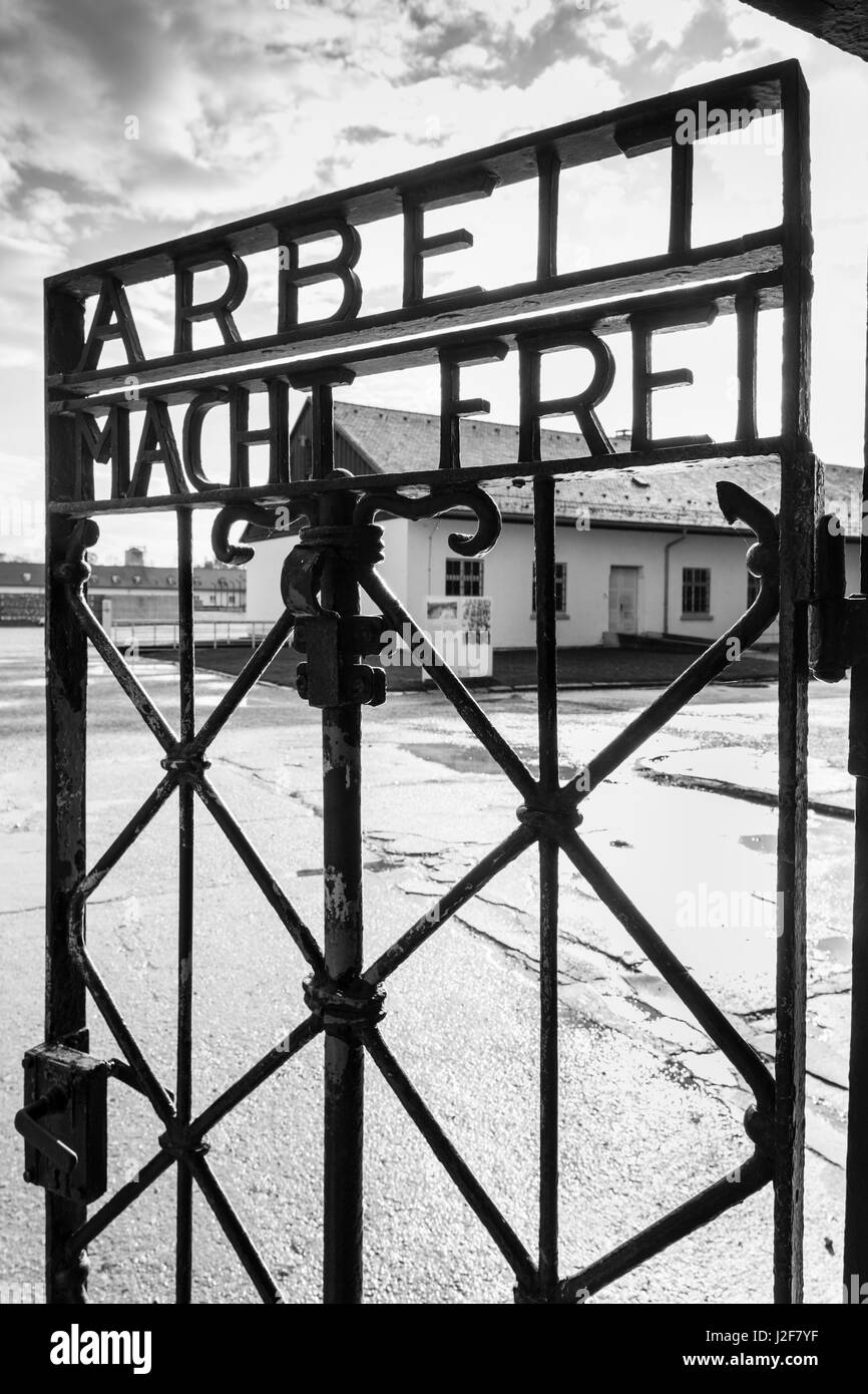 In Germania, in Baviera, Munich-Dachau, WW2-ser campo di concentramento nazista, porta d ingresso con l iscrizione Arbeit macht frei, lavoro vi rende liberi Foto Stock