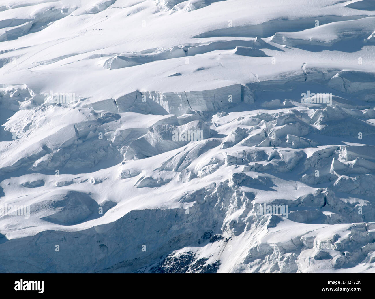 Gli alpinisti ascendente Mont Blanc, la montagna più alta dell'Europa occidentale Foto Stock