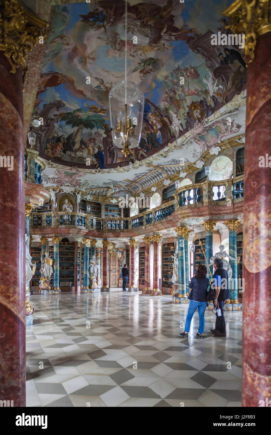 Germania, Baden-Wurttemburg, Wiblingen, Kloster Wiblingen Abbey, XVIII secolo monastero, rococò-style library costruito nel 1760 Foto Stock