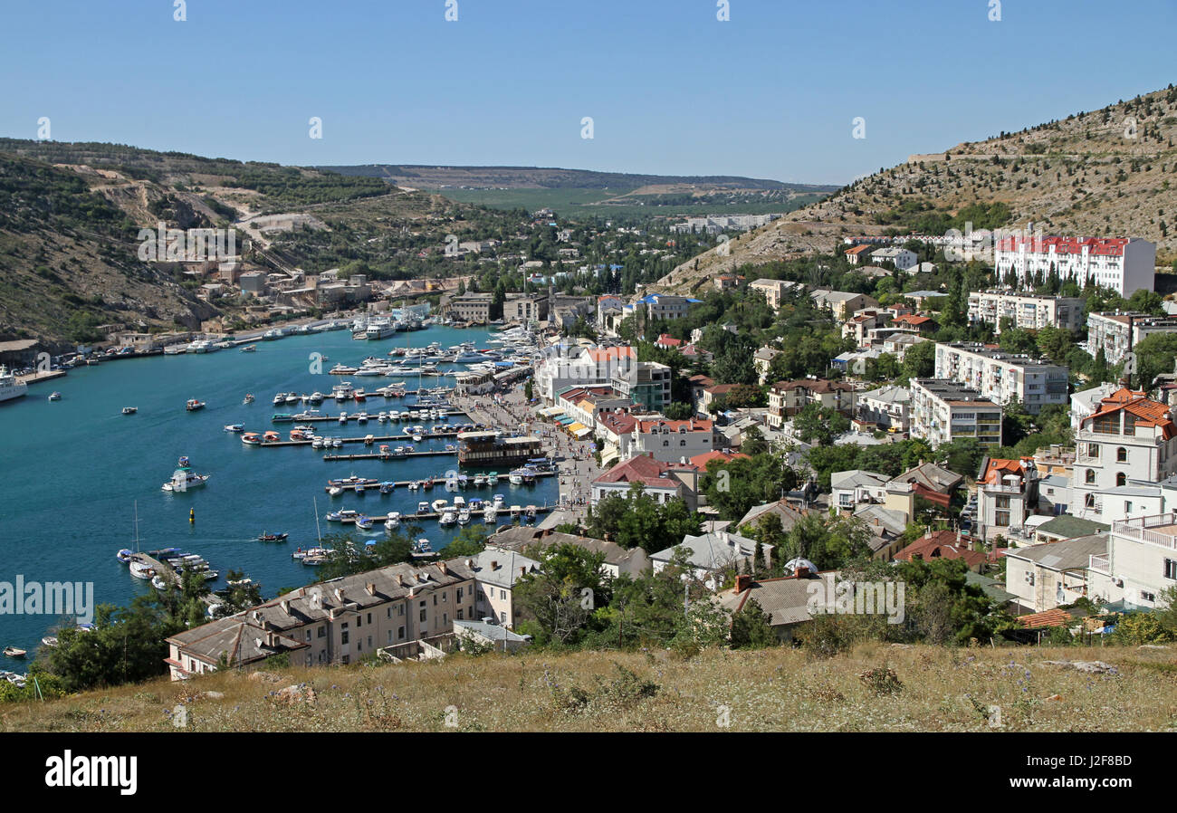 Vista verso la stazione balneare di Balaklava dalla collina con la fortezza genovese Foto Stock