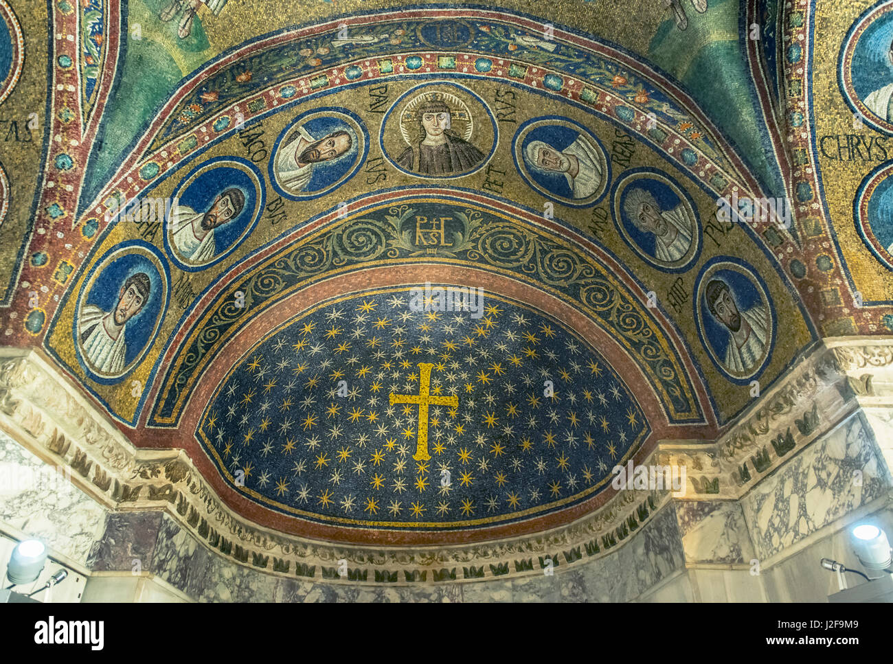 Italia Ravenna Ravenna Duomo, Museo Arcivescovile, la Cappella di  Sant'Andrea mosaico soffitto costruito nel VI secolo durante il regno di  Teodorico (formato di grandi dimensioni disponibili Foto stock - Alamy