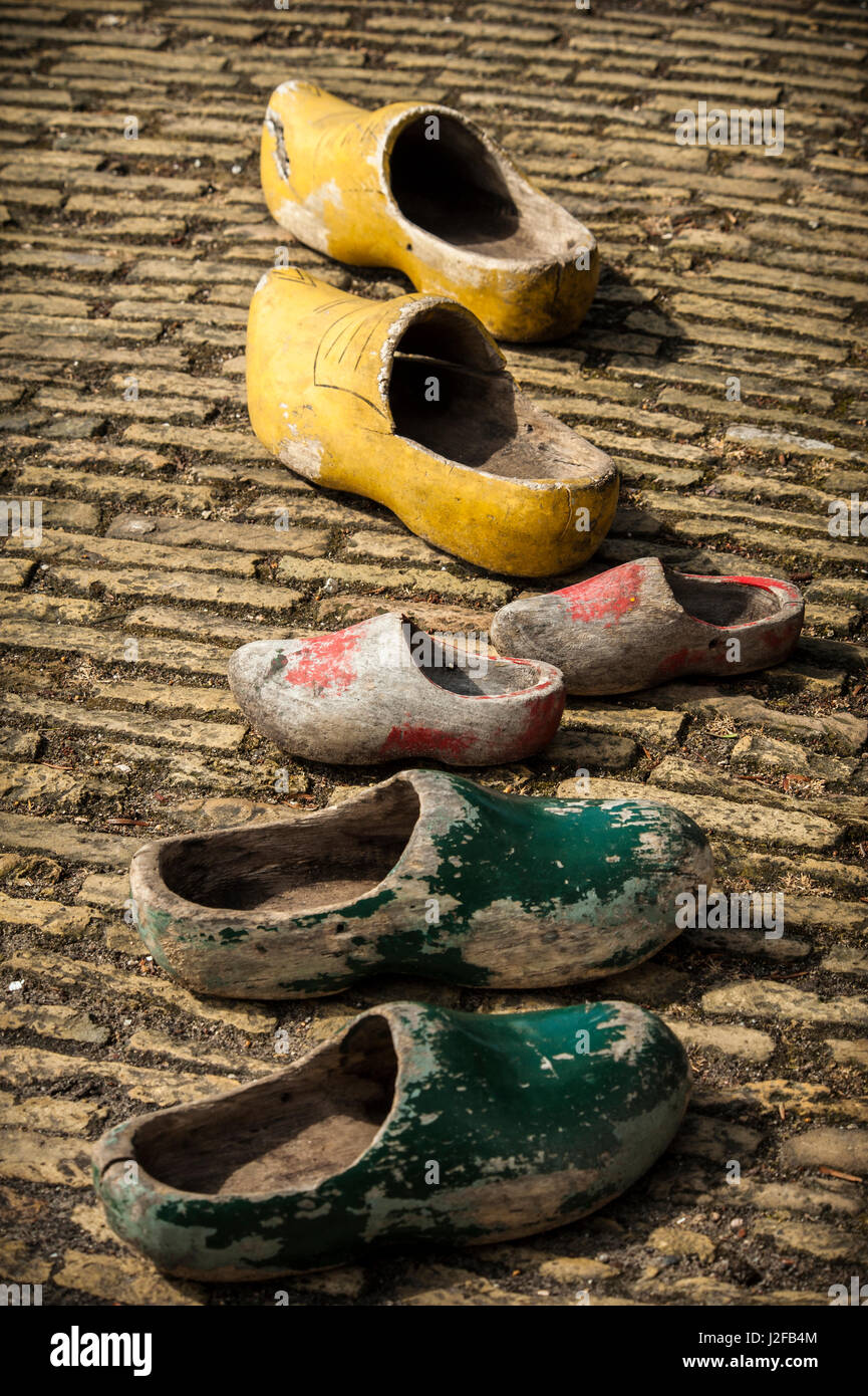 Dutch scarpe di legno allineate su un percorso di pietra Foto Stock