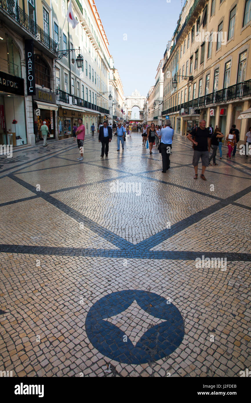 Il Portogallo, Lisbona, piazza circondata da edifici governativi, Piazza del commercio arcuata di entrata Foto Stock