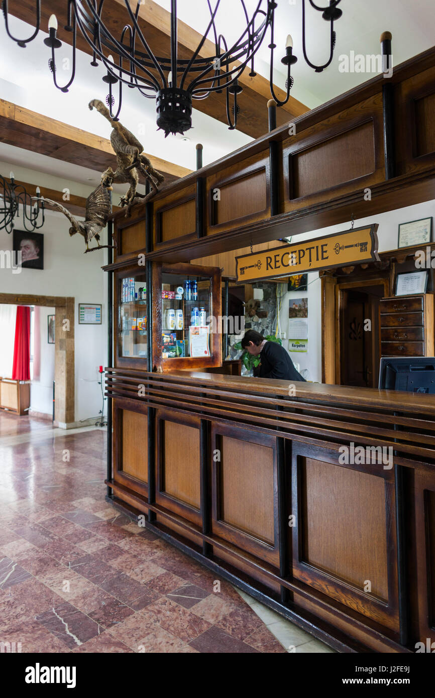 La Romania, Transilvania, Tihuta Pass, Hotel Castel Dracula, interno, lobby Foto Stock