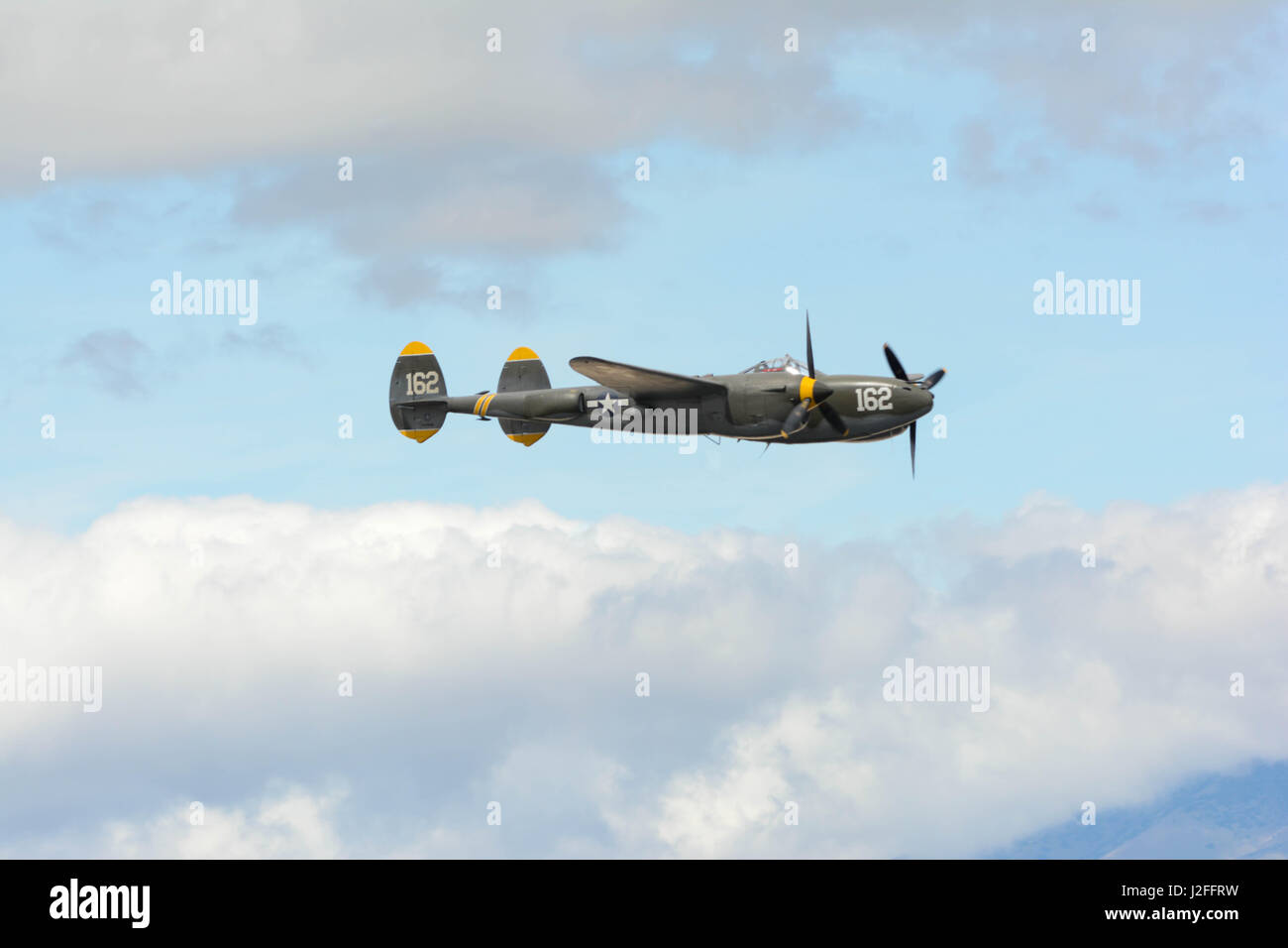 Lancaster, Stati Uniti d'America - 25 Marzo 2017: Lockheed P-38J fulmine sul display durante il Los Angeles County Air Show al William J Fox Airfield. Foto Stock