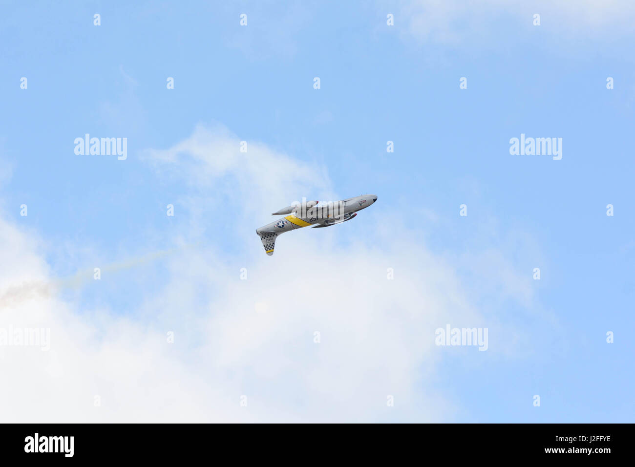 Lancaster, Stati Uniti d'America - 25 Marzo 2017: Greg Wired Colyer è volare un Lockheed T-33 Shooting Star durante il Los Angeles County Air Show al William J Fox Foto Stock