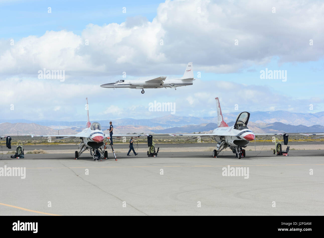 Lancaster, Stati Uniti d'America - 25 Marzo 2017: la NASA Lockheed ER-2 durante il Los Angeles County Air Show al William J Fox Airfield. Foto Stock