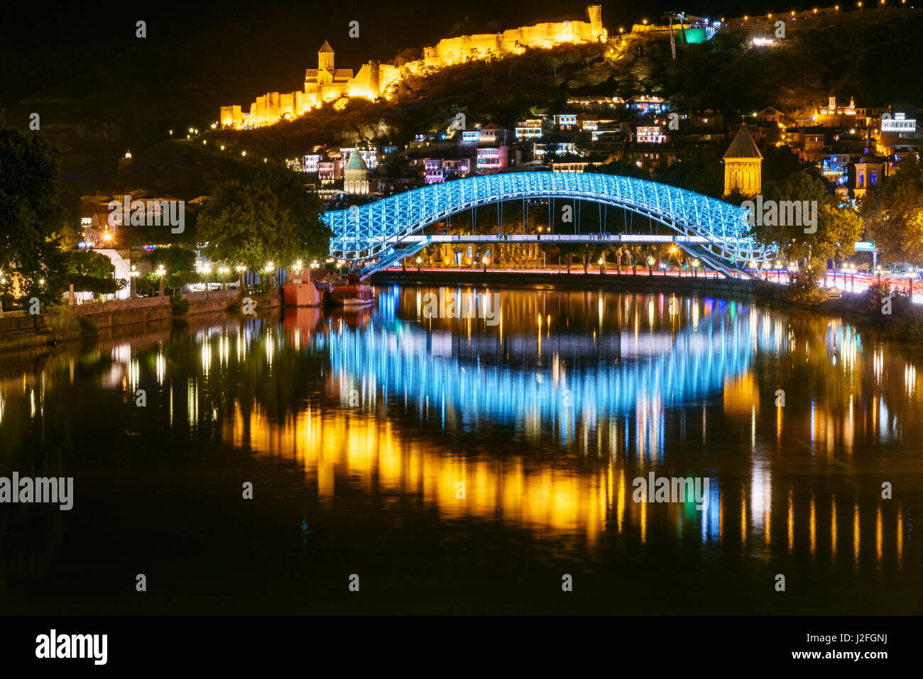 Ponte di Pace sul fiume Kura in notturna a Tibilisi, Georgia Foto Stock