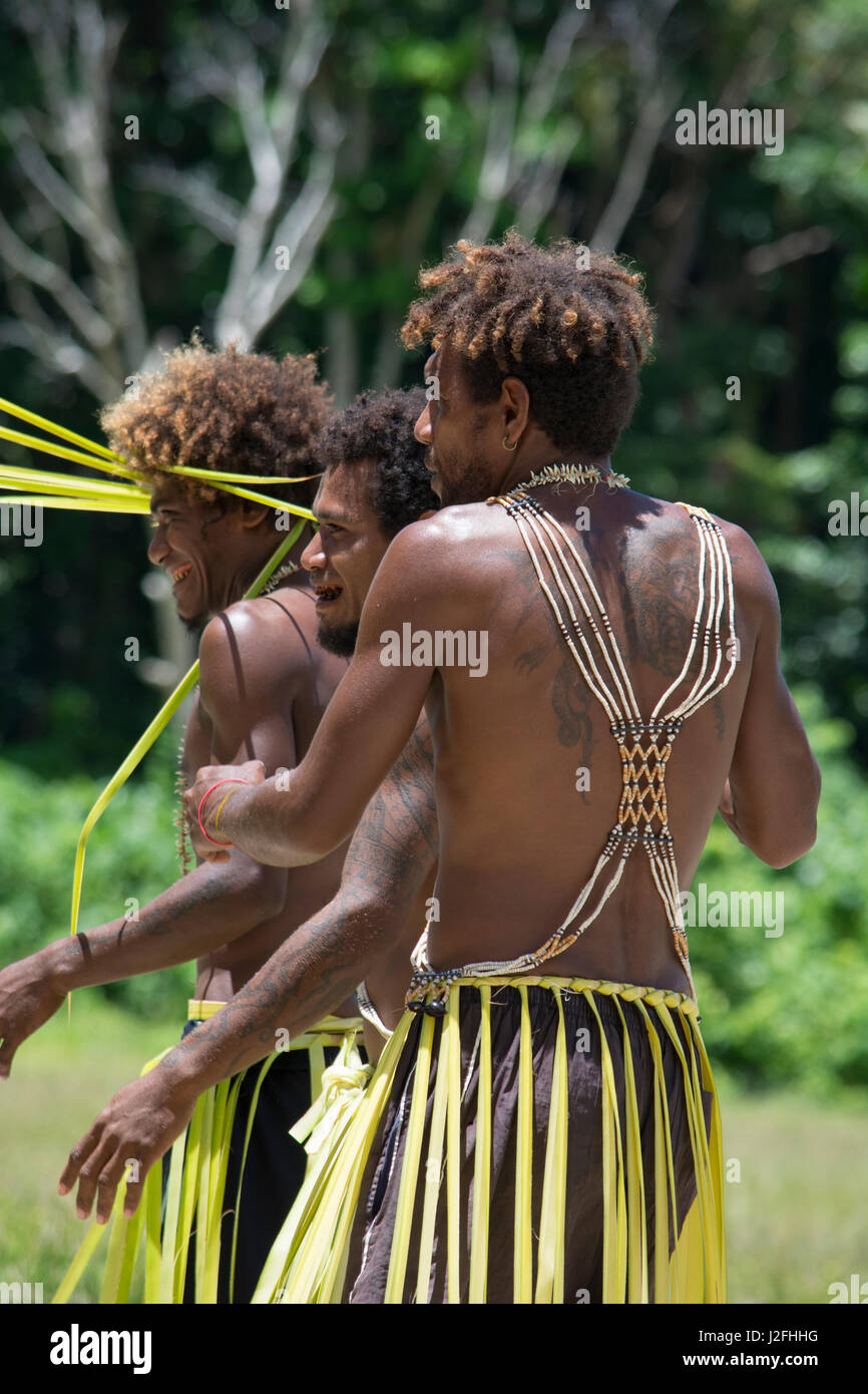 Isole Salomone, isola di Owaraha o Owa Raha (precedentemente noto come Santa Ana), villaggio di Gupuna aka Ghupuna. Folkloristiche tradizionali prestazioni di uomini benvenuti danza, shell abbigliamento decorazione, tatuaggio sul retro. Foto Stock