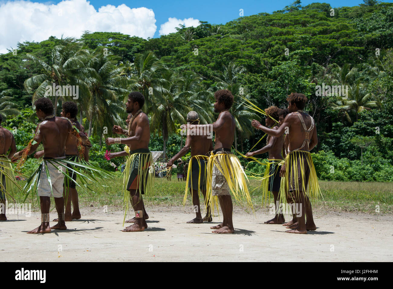 La Melanesia, Makira-Ulawa Provincia, Isole Salomone, isola di Owaraha o Owa Raha (precedentemente noto come Santa Ana), villaggio di Gupuna aka Ghupuna. Folkloristiche tradizionali prestazioni di uomini benvenuti danza. (Grandi dimensioni formato disponibile) Foto Stock