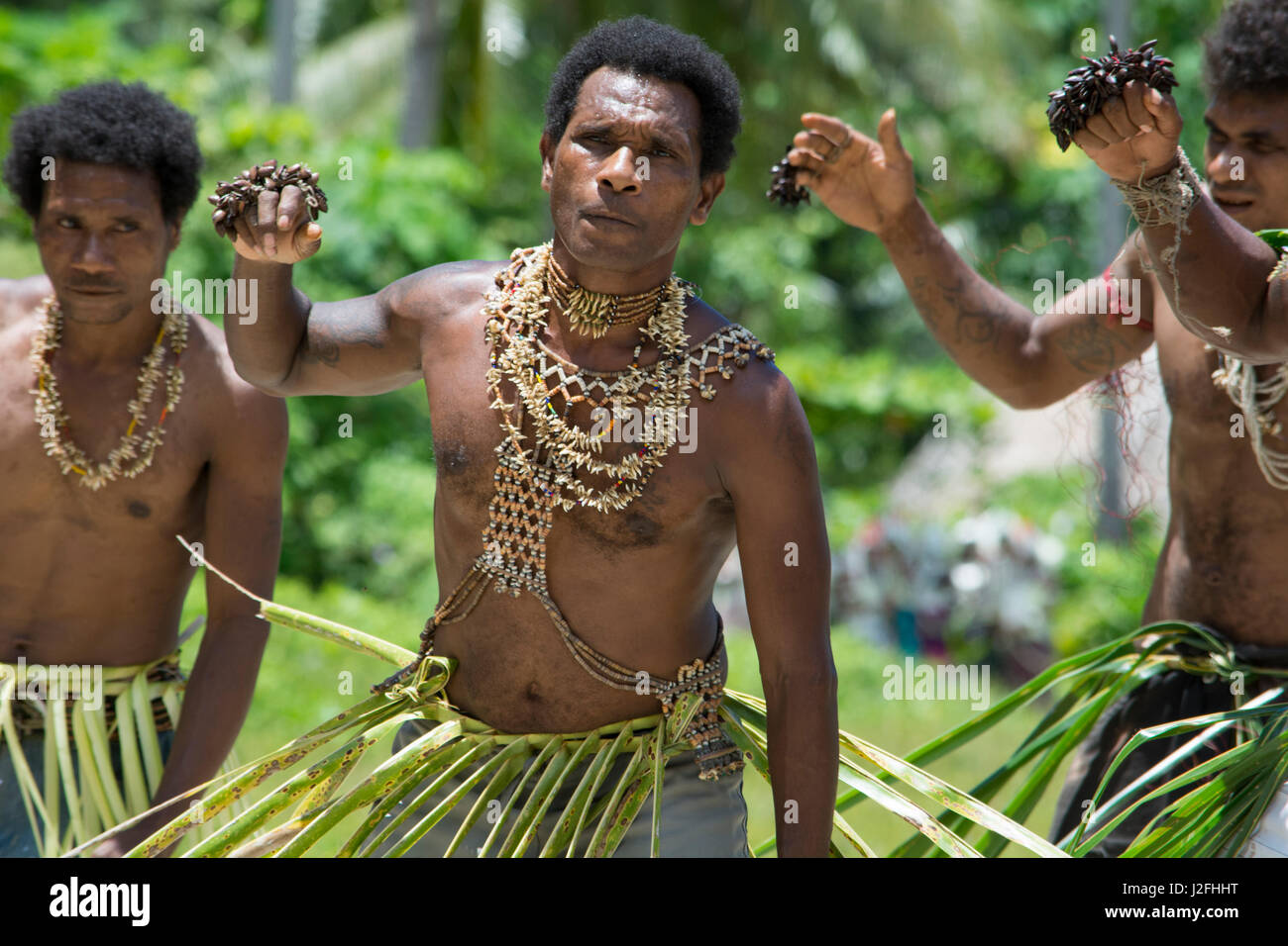 Isole Salomone, isola di Owaraha o Owa Raha (precedentemente noto come Santa Ana), villaggio di Gupuna aka Ghupuna. Folkloristiche tradizionali prestazioni di uomini benvenuti danza, costume con decorazione di shell. Foto Stock