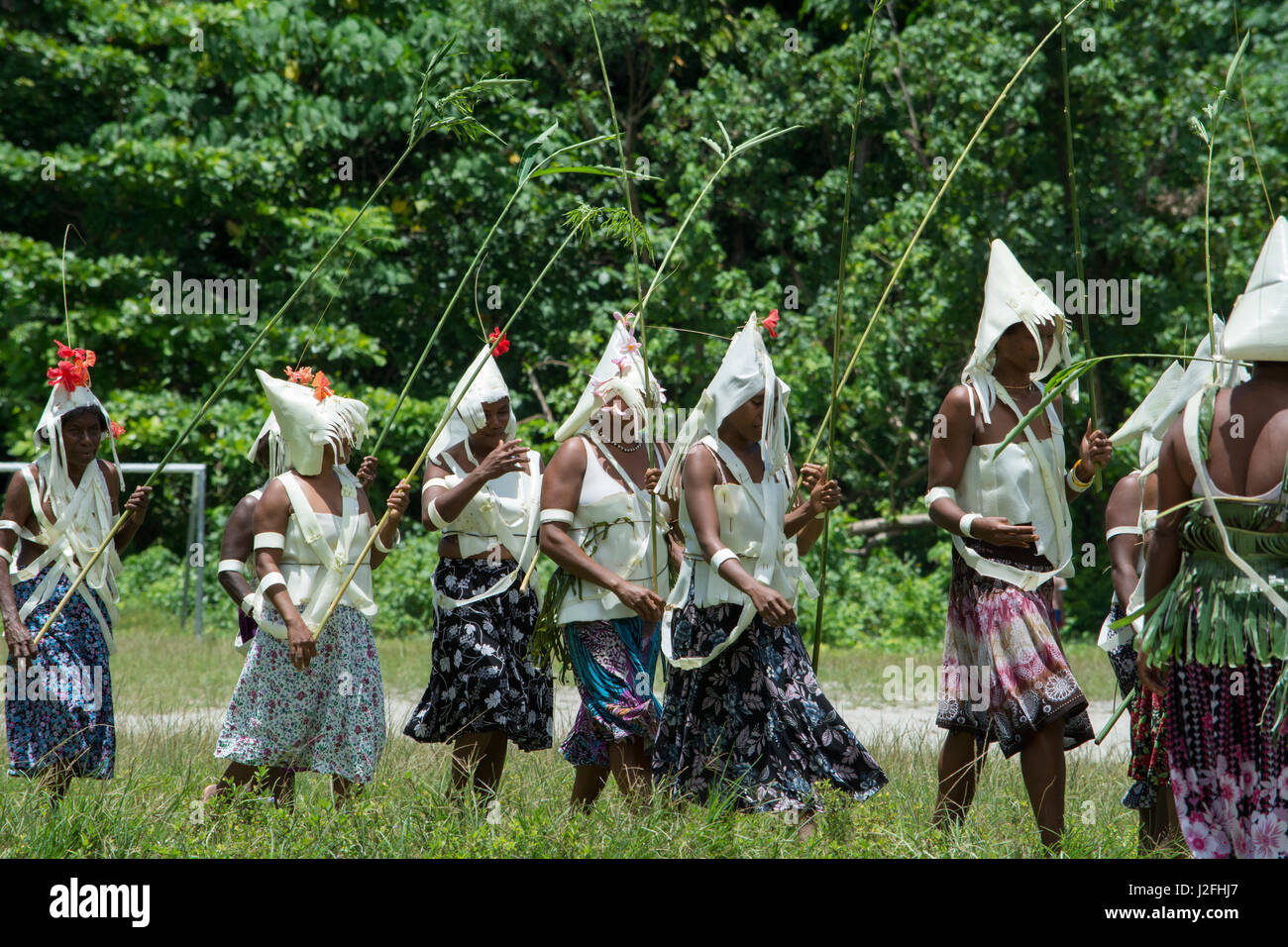 La Melanesia, Makira-Ulawa Provincia, Isole Salomone, isola di Owaraha o Owa Raha (precedentemente noto come Santa Ana), villaggio di Gupuna aka Ghupuna. Tradizionali prestazioni folkloristiche del ballo di nozze. Foto Stock