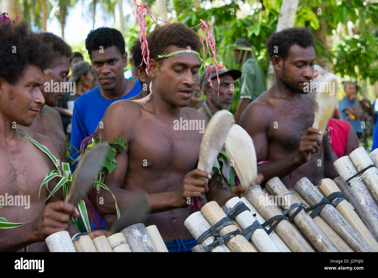 La Melanesia, Makira-Ulawa Provincia, Isole Salomone, isola di Owaraha o Owa Raha (precedentemente noto come Santa Ana), villaggio di Gupuna aka Ghupuna. Tradizionale musica folcloristica prestazioni di bambù. Foto Stock
