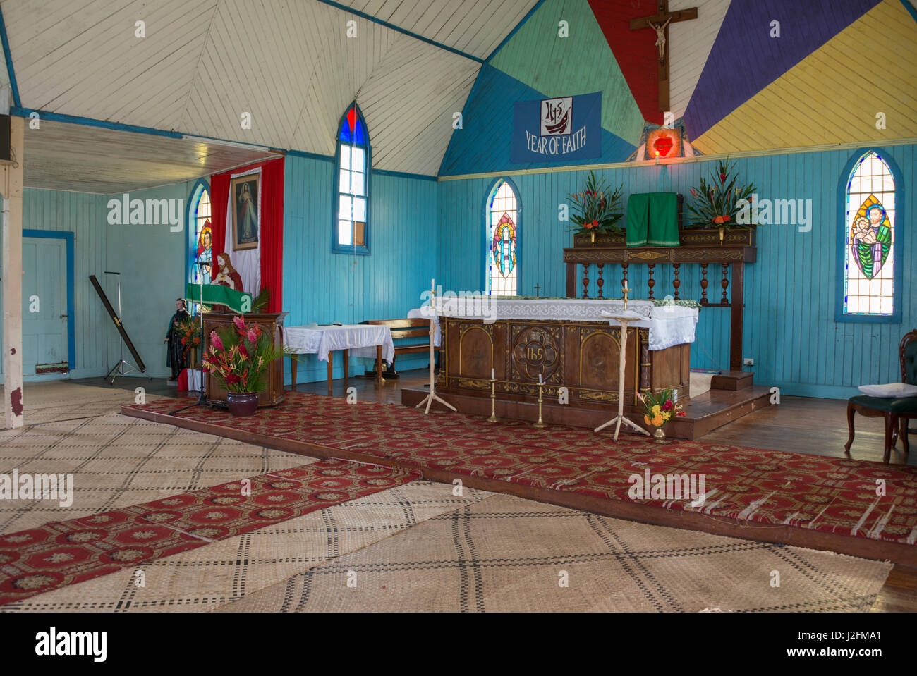 Le isole Figi, l'isola di Ovalua, città di Levuka. Primo insediamento coloniale e capitale delle Fiji nel 1874. UNESCO - Sito Patrimonio dell'umanità. Chiesa Parrocchiale del Sacro Cuore. Chiesa interno tessuto tropicale palm tappeti sul pavimento. (Grandi dimensioni formato disponibile) Foto Stock